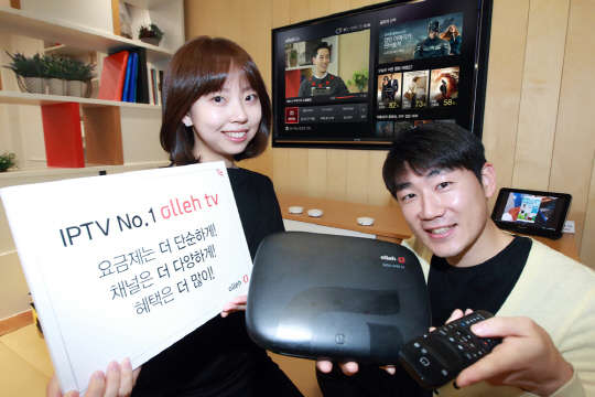 KT(대표 황창규)는 IPTV 서비스 올레tv의 요금제를 기존 5종에서 3년 약정 인터넷 결합 시 △월 요금 1만원 '올레tv 10'과 △월 요금 1만5000원 '올레tv15' 두 가지로 단순화한다고 19일 밝혔다. KT 모델들이 올레tv 요금제 간소화를 알리고 있다. <KT 제공>